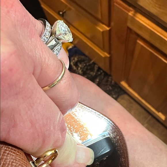 Louis Vuitton Monogram Agenda/ Passport Holder
Date Code SP0090
4” x 6” - Picture 10 of 11